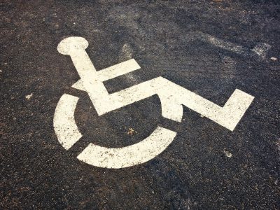 Le symbole d'un place pour handicapé.