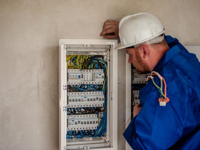 Un électricien devant un disjoncteur.