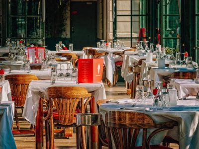 Les tables d'un restaurant.