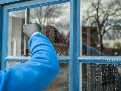 personne nettoie une vitre